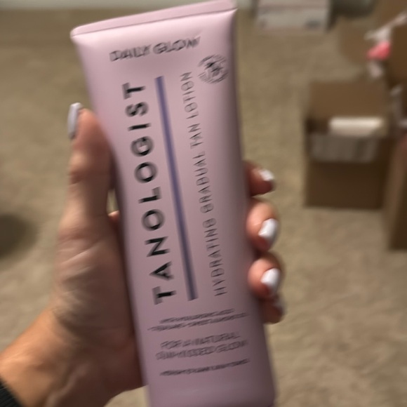Tanologist daily glow, gradual tan lotion, medium to dark - Picture 1 of 1